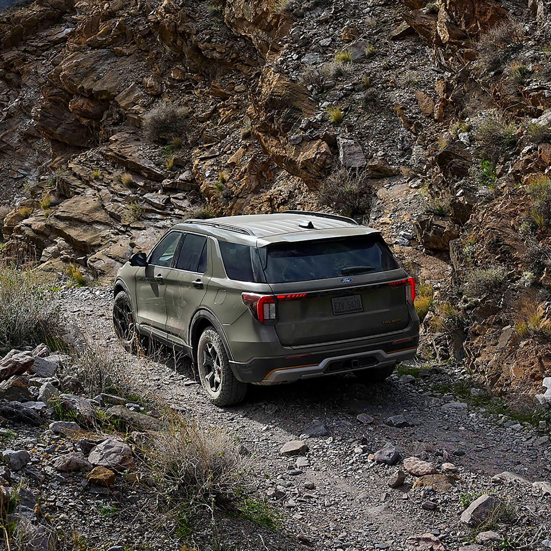 Un VUS Ford Explorer® Tremor® 2027 roulant sur un sentier à travers des collines rocailleuses